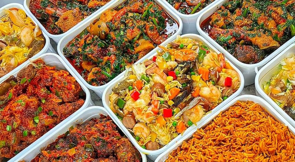 An Weihnachten isst man gemeinsam und bringt selbst andersgl&auml;ubigen Nachbar*innen Essen vorbei.